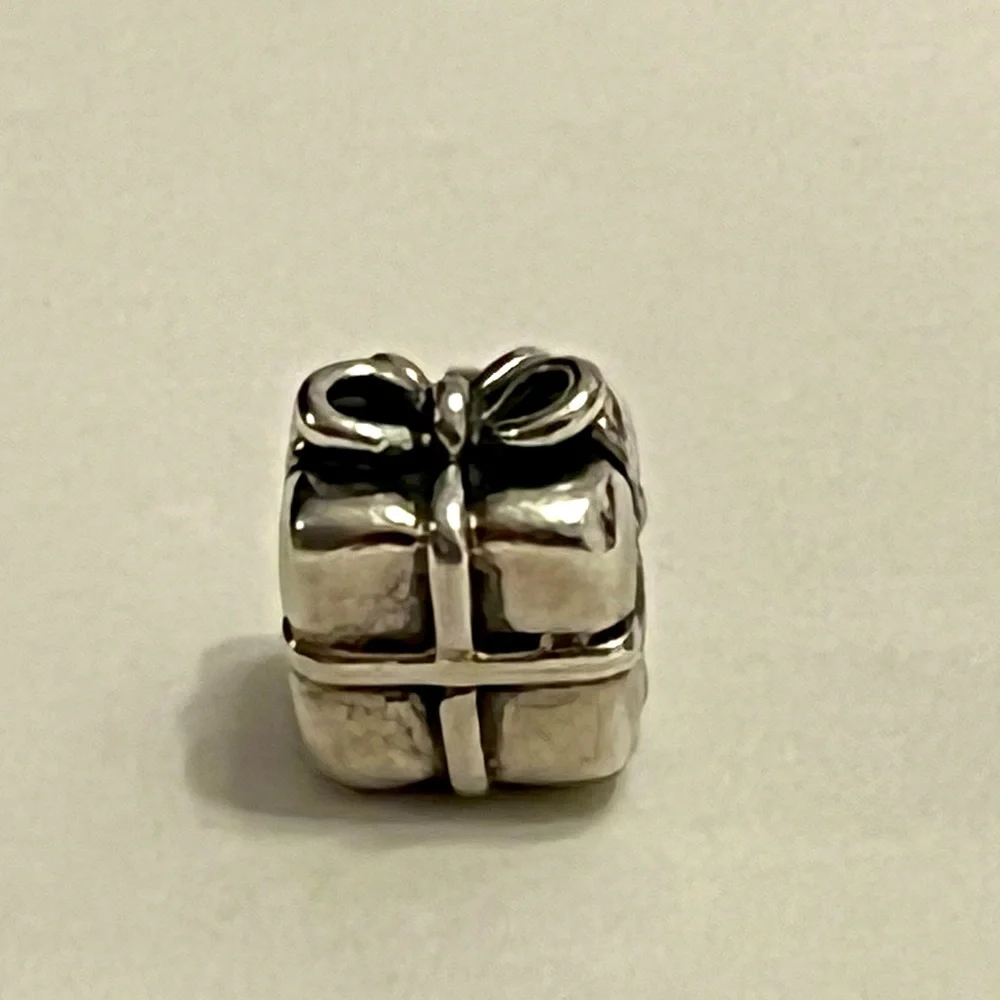 PANDORA Retired Sterling Silver Christmas Gift or Birthday Present Bead - Picture 1 of 5